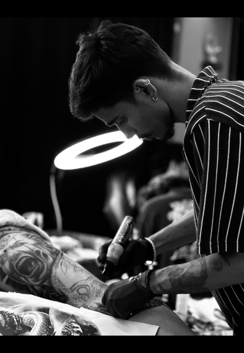 Artshala artist tattooing a client